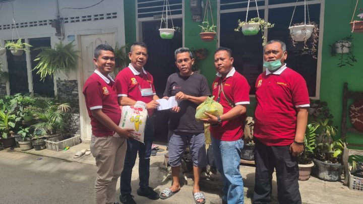 Jenguk Wartawan yang Sakit, Ketua Pewarta Berikan Sembako dan Uang Santunan