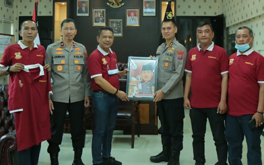 Sebagai Bentuk Kenang-kenangan, Ketua Pewarta Berikan Karikatur kepada Irjen Pol Dadang Hartanto