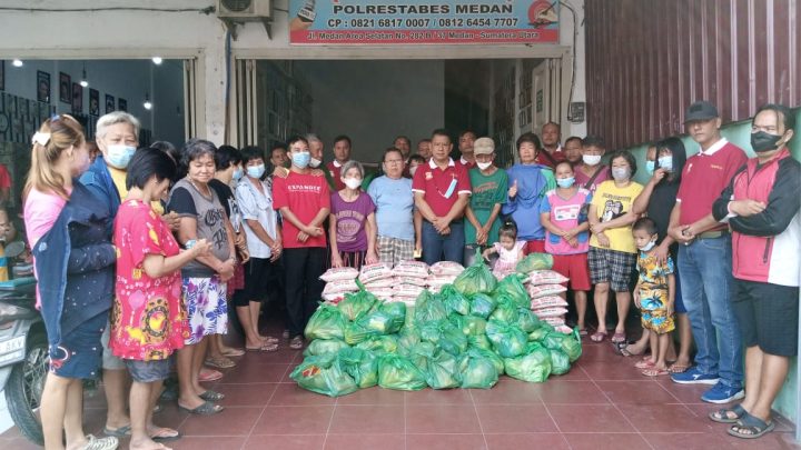 Sambut Tahun Baru Imlek, Ketua Pewarta Bagikan 100 Paket Sembako kepada Warga keturunan Tionghoa