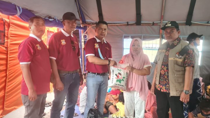 Pewarta Polrestabes Medan Bantu Korban Kebakaran Jalan Bromo