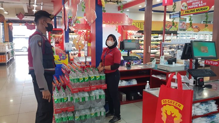 Cipta Kondisi Jelang Imlek 2574, Satuan Samapta Polrestabes Medan Patroli Dialogis di Pusat Perbelanjaan