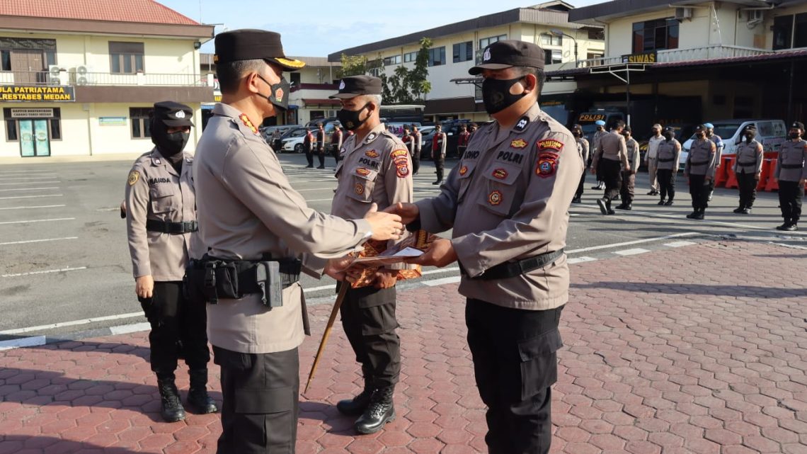 Kapolrestabes Medan Berikan Penghargaan Kepada Satwil dan Polsek Berprestasi