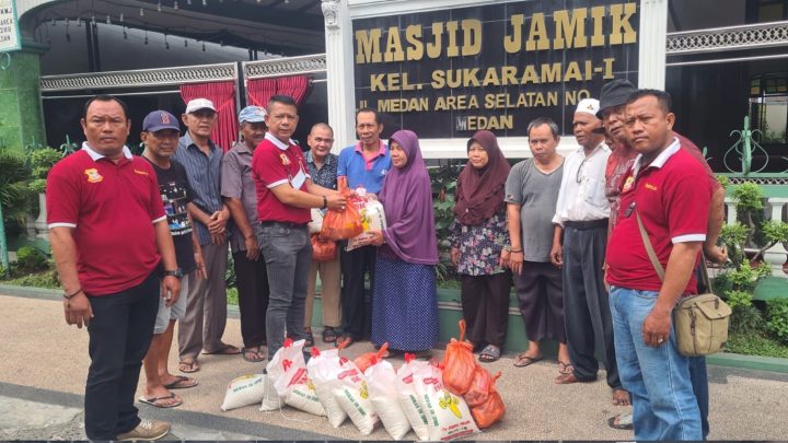 Jumat Barokah, Ketua Pewarta Bagikan Sembako kepada Kaum Duafa