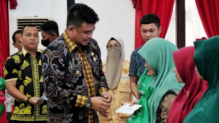 Wali Kota Medan Salurkan Zakat Kepada Para Mustahik, Masyarakat Merasa Bersyukur