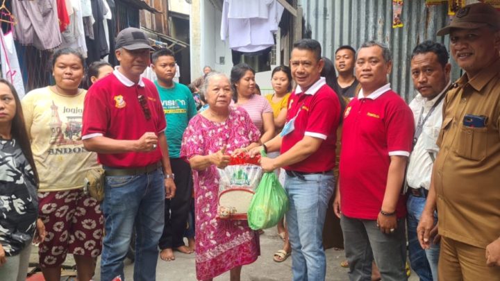 Ketua Pewarta Berbagi Sembako di Jumat Barokah