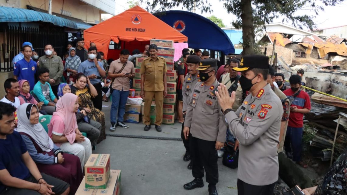 Jumat Curhat, Kapolrestabes Medan Beri Bantuan ke Korban Kebakaran Jalan Bromo Medan