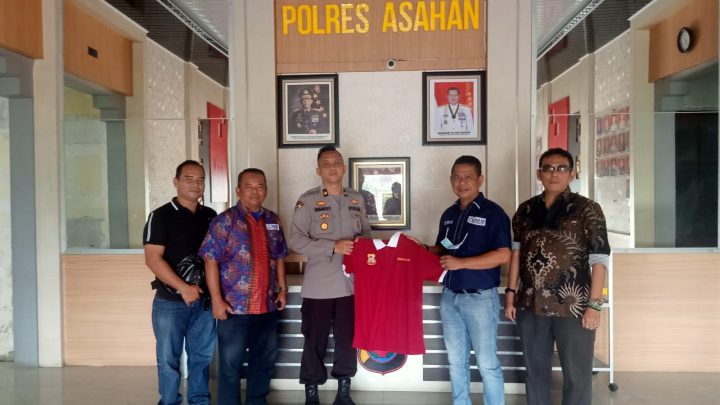 Terima Baju Kaos Pewarta, Kapolres Asahan: Pewarta.co The Best