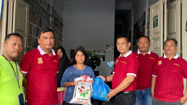 Jumat Barokah, Ketua Pewarta Berbagi Sembako pada Warga Kurang Mampu