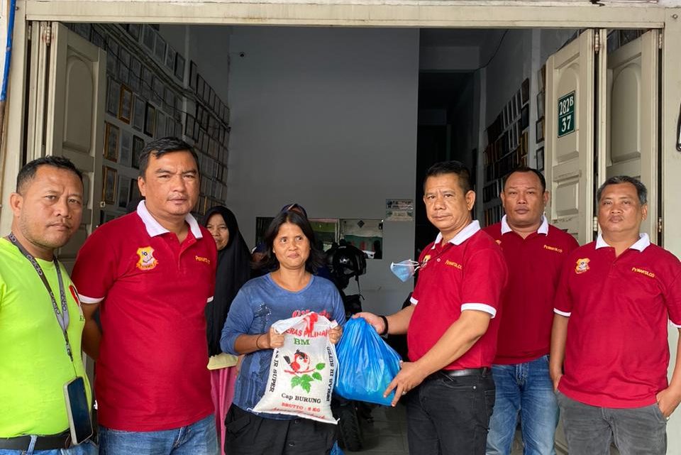 Jumat Barokah, Ketua Pewarta Berbagi Sembako pada Warga Kurang Mampu