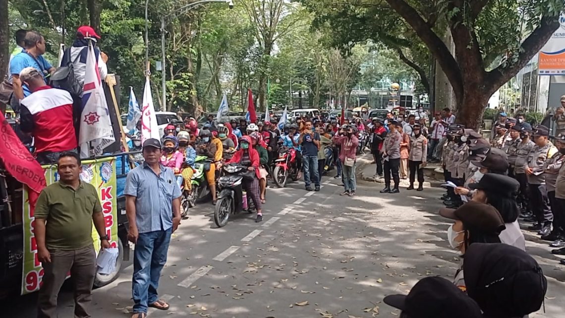 Polrestabes Medan Kawal Unras Massa Serikat Buruh Sumut di DPRD Sumut