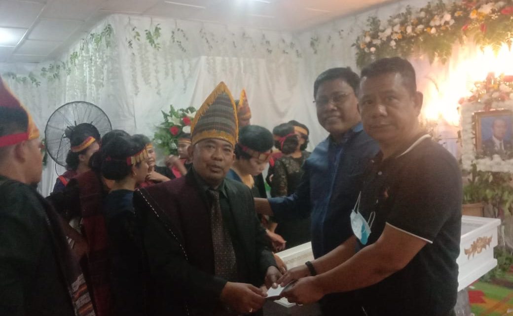 Orang Tua Redaktur SIB Wafat, Ketua Pewarta Melayat dan Berikan Santunan