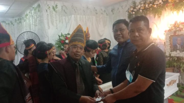 Orang Tua Redaktur SIB Wafat, Ketua Pewarta Melayat dan Berikan Santunan