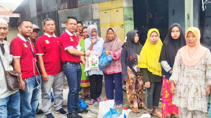 Jumat Barokah, Ketua Pewarta Bagi Sembako kepada Janda dan Kaum Duafa