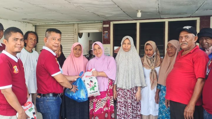 Jumat Barokah, Ketua Pewarta Berbagi Sembako di Gang Usman