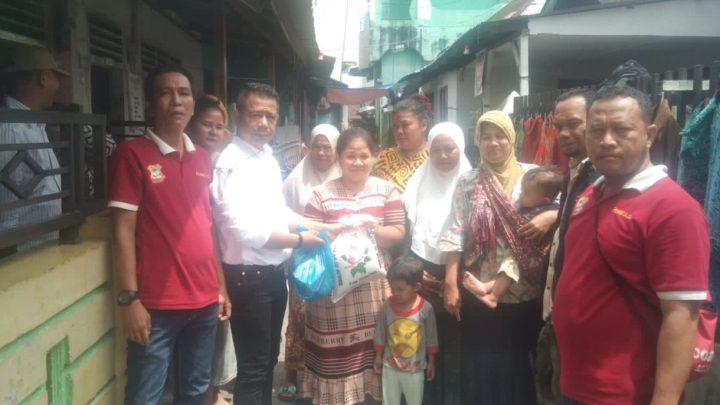 Jumat Barokah, Ketua Pewarta Bagikan Sembako kepada Warga Kurang Mampu