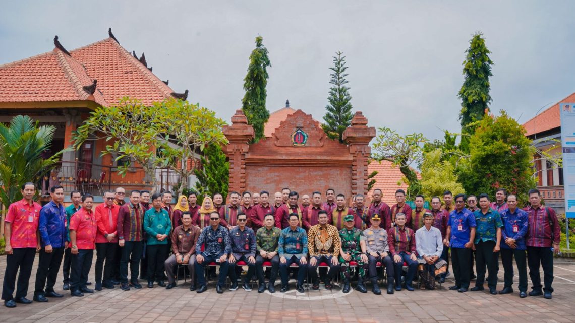 Bobby Nasution Boyong Camat Studi Banding ke Desa Paling Bersih di Dunia