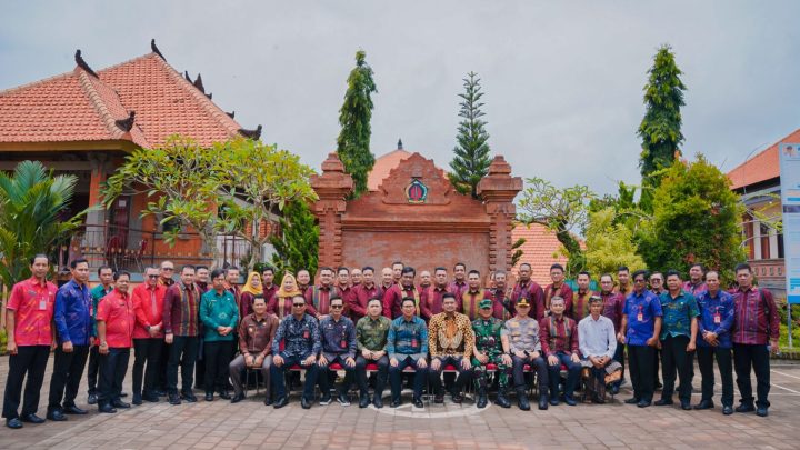 Bobby Nasution Boyong Camat Studi Banding ke Desa Paling Bersih di Dunia