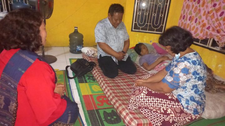 Daniel Pinem Jenguk dan Beri Bantuan Warga yang Sakit