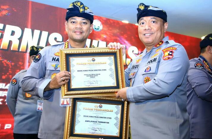 Penghargaan Kadiv Humas Polri di Rakernis Bali