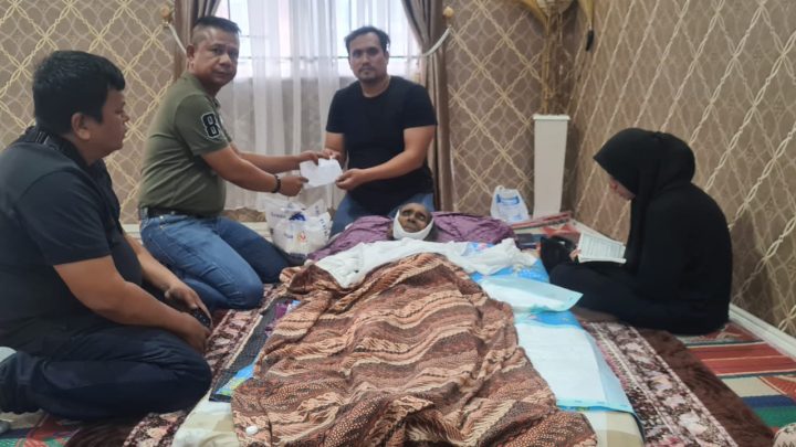 Wartawan Senior Meninggal, Ketua Pewarta Melayat dan Berikan Santunan Duka