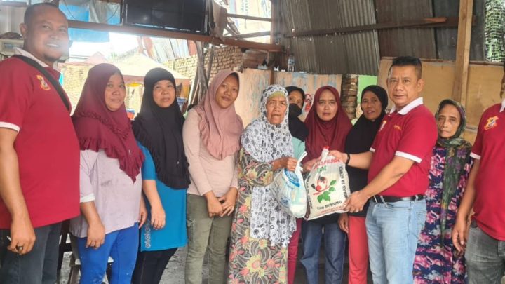 Jumat Barokah, Ketua Pewarta Berbagi Sembako pada Kaum Duafa