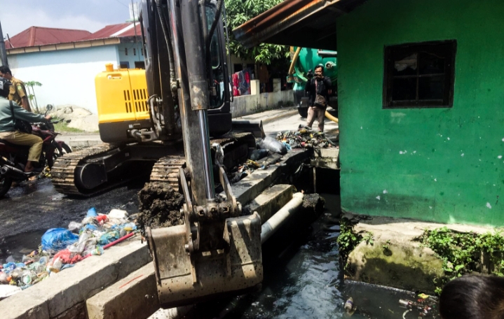 Bobby Nasution Mulai Normalisasi Drainase Gang Langgar Kelurahan Tegal Sari III