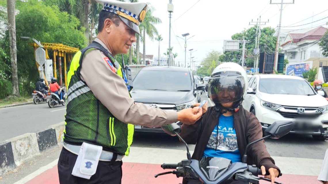 Satlantas Polrestabes Medan Bagikan Permen kepada Pengguna Jalan