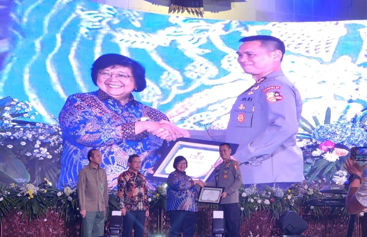 Irjen Pol Prof Dadang Hartanto SH SIK MSi Terima Penghargaan dari KLHK