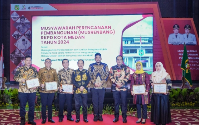 Bobby Nasution Serahkan Penghargaan Inovasi Pelayanan Publik Terbaik
