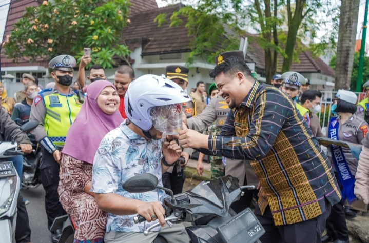 Dukung Kesadaran Tertib Lalu Lintas, Bobby Nasution Bagikan Leaflet & Helm