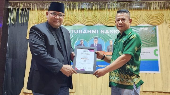 Ketum JMSI Pusat Berikan Sertifikat kepada Media Online Pewarta.co
