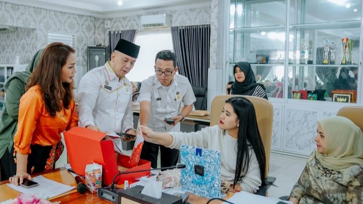 Bobby Nasution Minta Cindera Mata Peserta HUT Dekranas Gunakan Produk UMKM