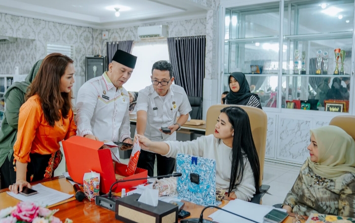 Bobby Nasution Minta Cindera Mata Peserta HUT Dekranas Gunakan Produk UMKM
