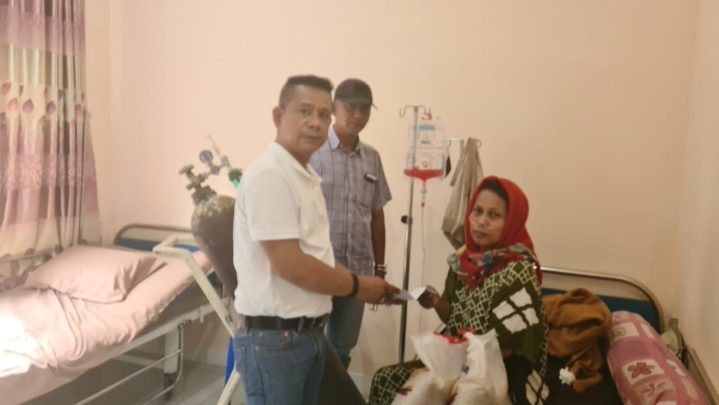 Jenguk Rekan Wartawati yang Sakit, Ketua Pewarta Berikan Santunan