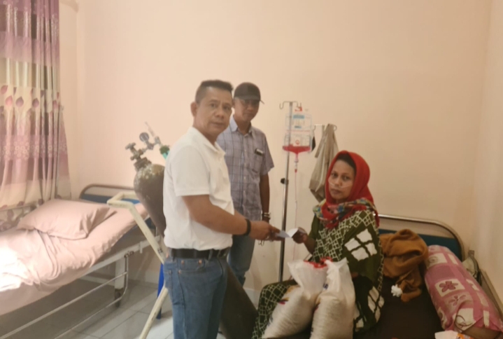 Jenguk Rekan Wartawati yang Sakit, Ketua Pewarta Berikan Santunan