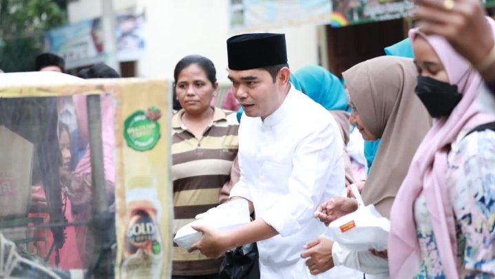 Wakil Ketua DPRD Medan, Ihwan Ritonga Bagikan Takjil di Jalan