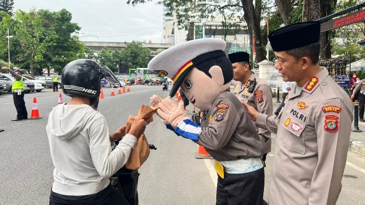 Kapolrestabes Medan dan PJU Berbagi Takjil di Lapangan Merdeka