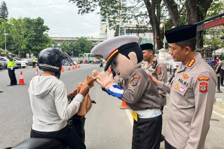 Kapolrestabes Medan dan PJU Berbagi Takjil di Lapangan Merdeka