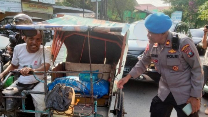 Jelang Berbuka Puasa, Propam Polrestabes Medan Bagikan Nasi Kotak kepada Warga