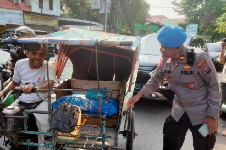 Jelang Berbuka Puasa, Propam Polrestabes Medan Bagikan Nasi Kotak kepada Warga