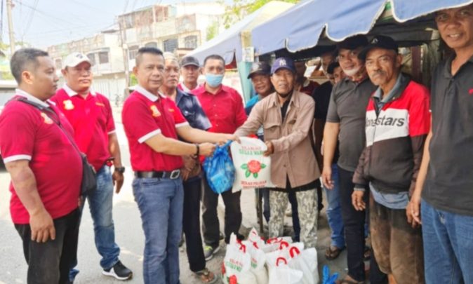Minggu Berkah Jelang Lebaran, Ketua Pewarta Bagikan Sembako ke Tukang Becak