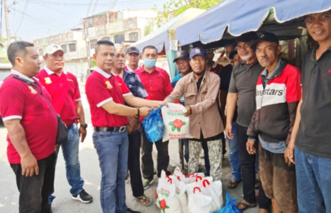 Minggu Berkah Jelang Lebaran, Ketua Pewarta Bagikan Sembako ke Tukang Becak