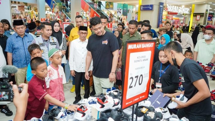 Bobby Nasution & 100 Anak Yatim Dhuafa Belanja Kebutuhan Lebaran