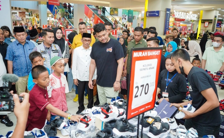 Bobby Nasution & 100 Anak Yatim Dhuafa Belanja Kebutuhan Lebaran