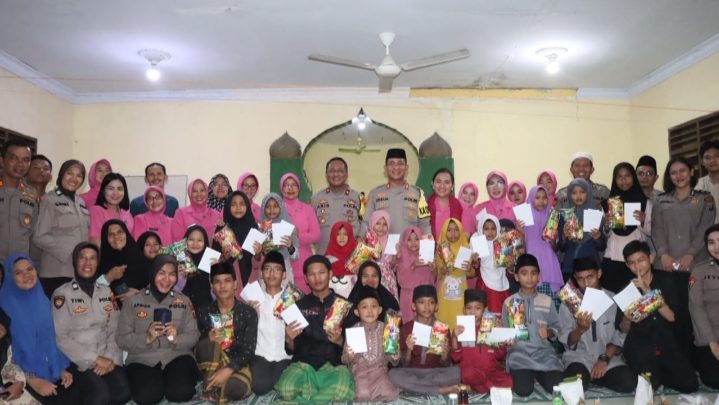 Kapolres dan Ketua Bhayangkari Pelabuhan Belawan Buka Puasa Bersama Anak-anak Pengajian Musholla Al Ikhlas