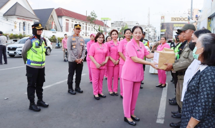 Dampingi Ketua PD Bhayangkari Sumut, Kapolrestabes Medan Kunjungi Pos PAM Sun Plaza
