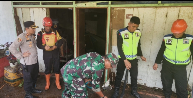 Polsek Pancur Batu Bantu Membersihkan Rumah Warga yang Terdampak Banjir