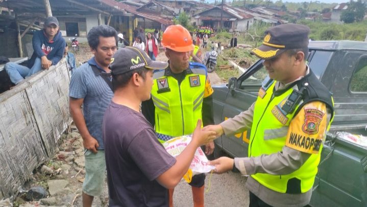 Wakapolrestabes Medan Serahkan Bantuan Kapolda Sumut kepada Korban Banjir Bandang