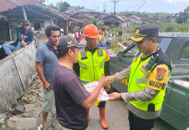 Wakapolrestabes Medan Serahkan Bantuan Kapolda Sumut kepada Korban Banjir Bandang