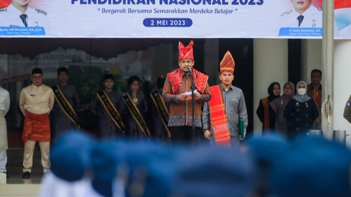 Kenakan Pakaian Adat Karo, Bobby Nasution Inspektur Upacara Hari Pendidikan Nasional